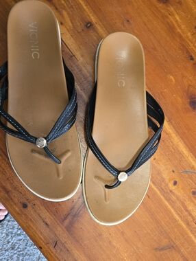 Vionic Black Leather Thong Sandals with Tan Footbed 8.5